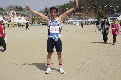 오마이뉴스 기자로서 마라톤 하프 완주 후에 환호하는 모습 